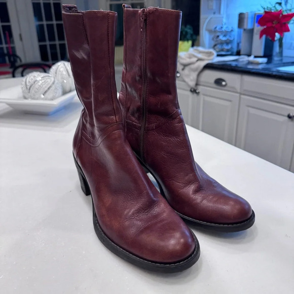 BCBG WOMENS BROWN LEATHER HEEL BOOTS - SIZE 10 Cowboy - Picture 2 of 14